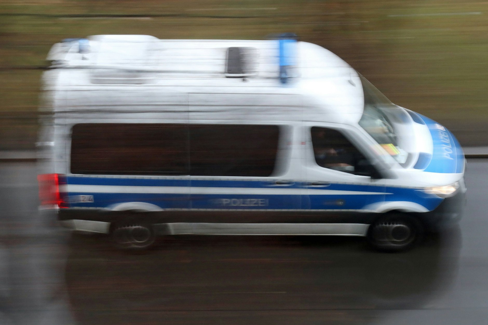 Einsatzfahrzeug der Polizei: Die Beamten kamen am Samstag auch nach einem versuchten Brandanschlag in die kurdische Gemeinde in Reinickendorf.