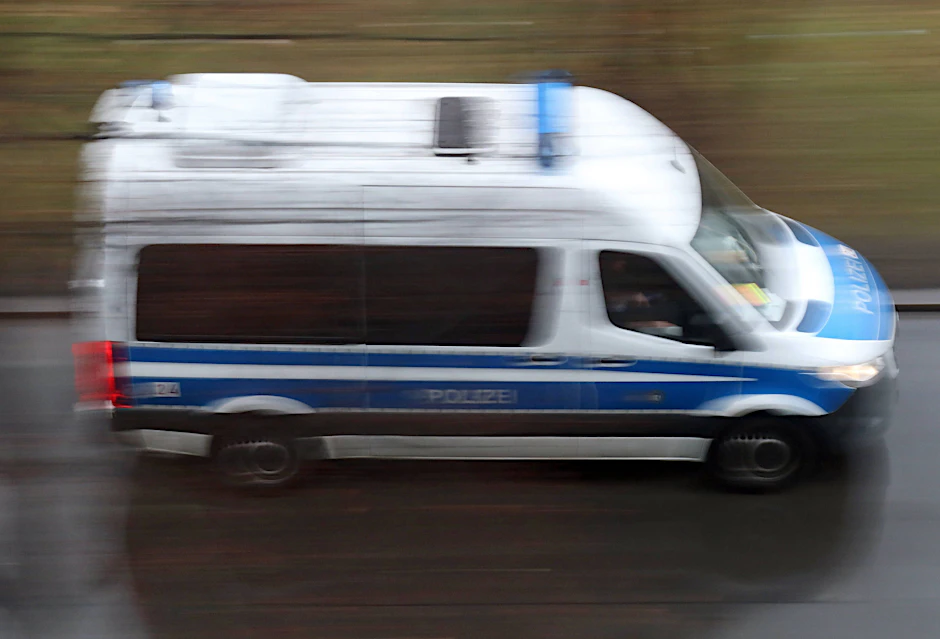 Einsatzfahrzeug der Polizei: Die Beamten kamen am Samstag auch nach einem versuchten Brandanschlag in die kurdische Gemeinde in Reinickendorf.