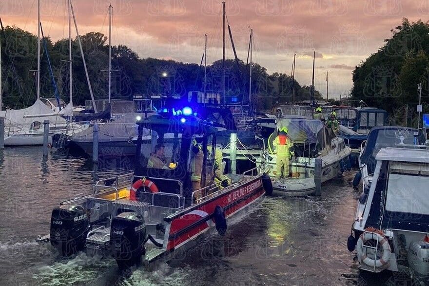 Brand an einer Steganlage an der Müggelspree: Die Feuerwehr war mit einem Spezialboot im Einsatz.