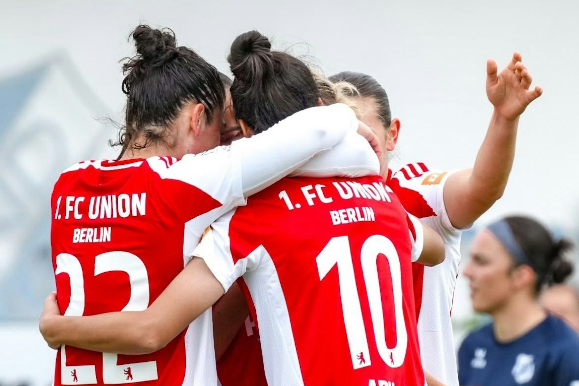 Sarah Abu Sabbah (Nummer 10) nimmt nach ihrem Treffer zum 2:0 die Glückwünsche ihrer Mitspielerinnen entgegen.