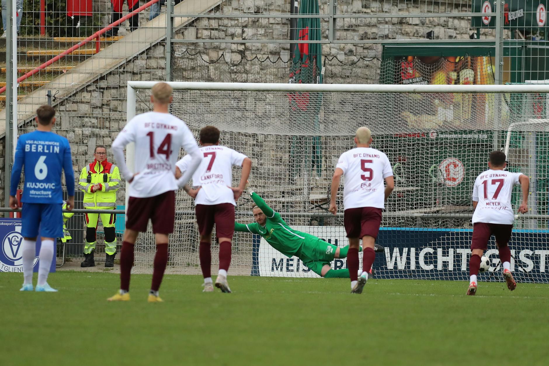 Tor des Nachmittags: Patrick Kapp trifft per Elfmeter zum 1:0 für die VSG Altglienicke gegen den BFC Dynamo.