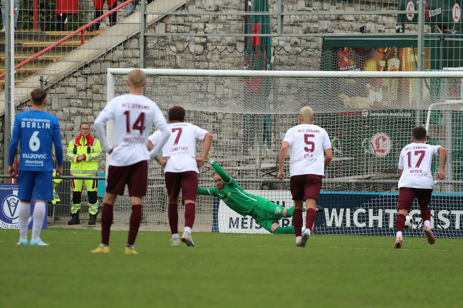 Tor des Nachmittags: Patrick Kapp trifft per Elfmeter zum 1:0 für die VSG Altglienicke gegen den BFC Dynamo.