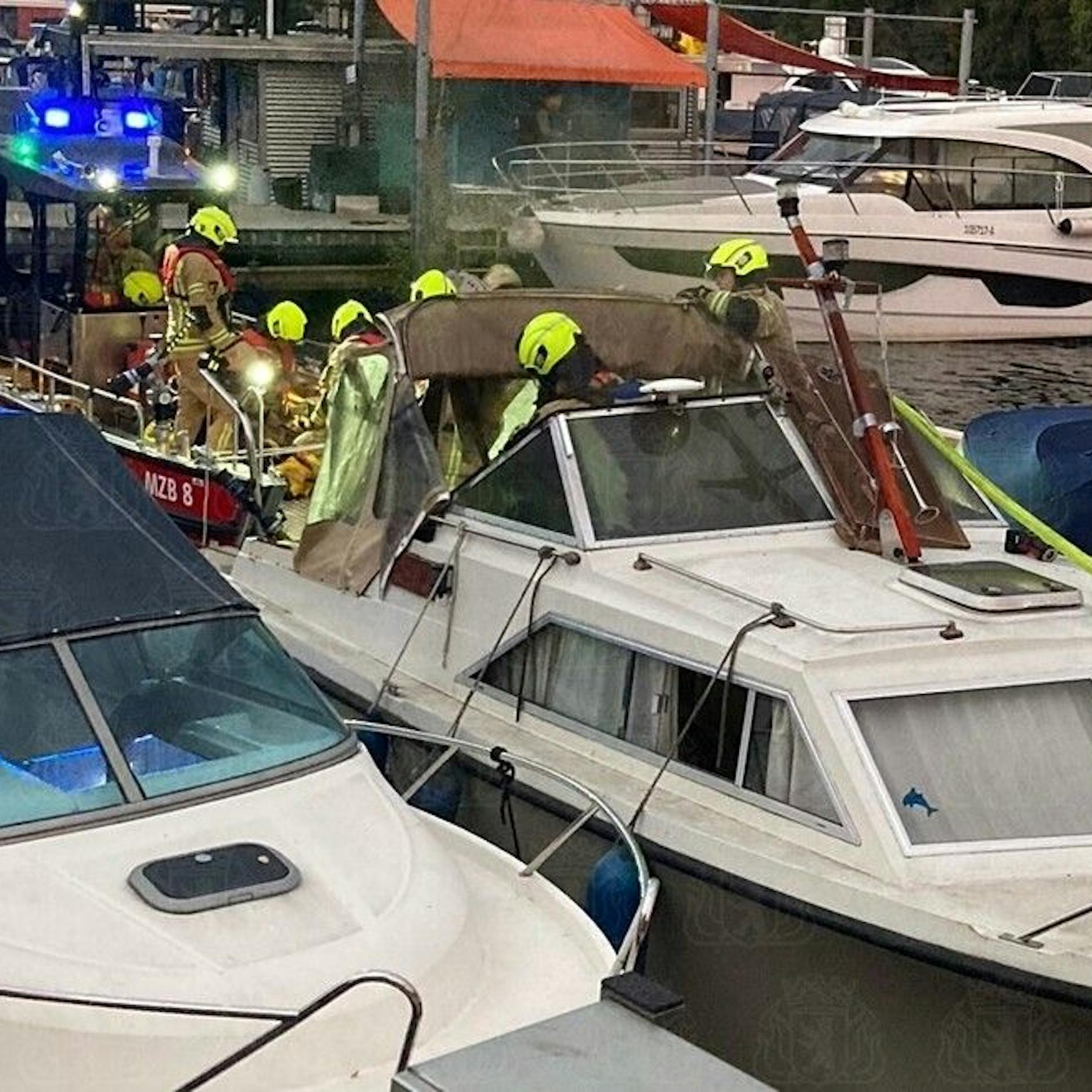 Image - Brand in Berlin-Köpenick: Motorboot in Flammen: Feuerwehr im Einsatz
