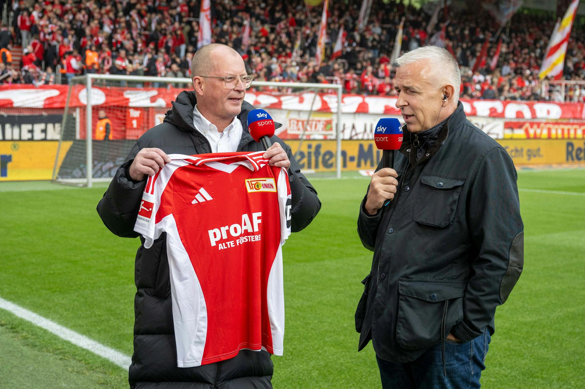 Im Spiel gegen den BVB trugen die Profis erstmals das Trikot mit dem Slogan „proAF Alte Försterei“. Im Januar soll dann ein neuer Hauptsponsor präsentiert werden. 
