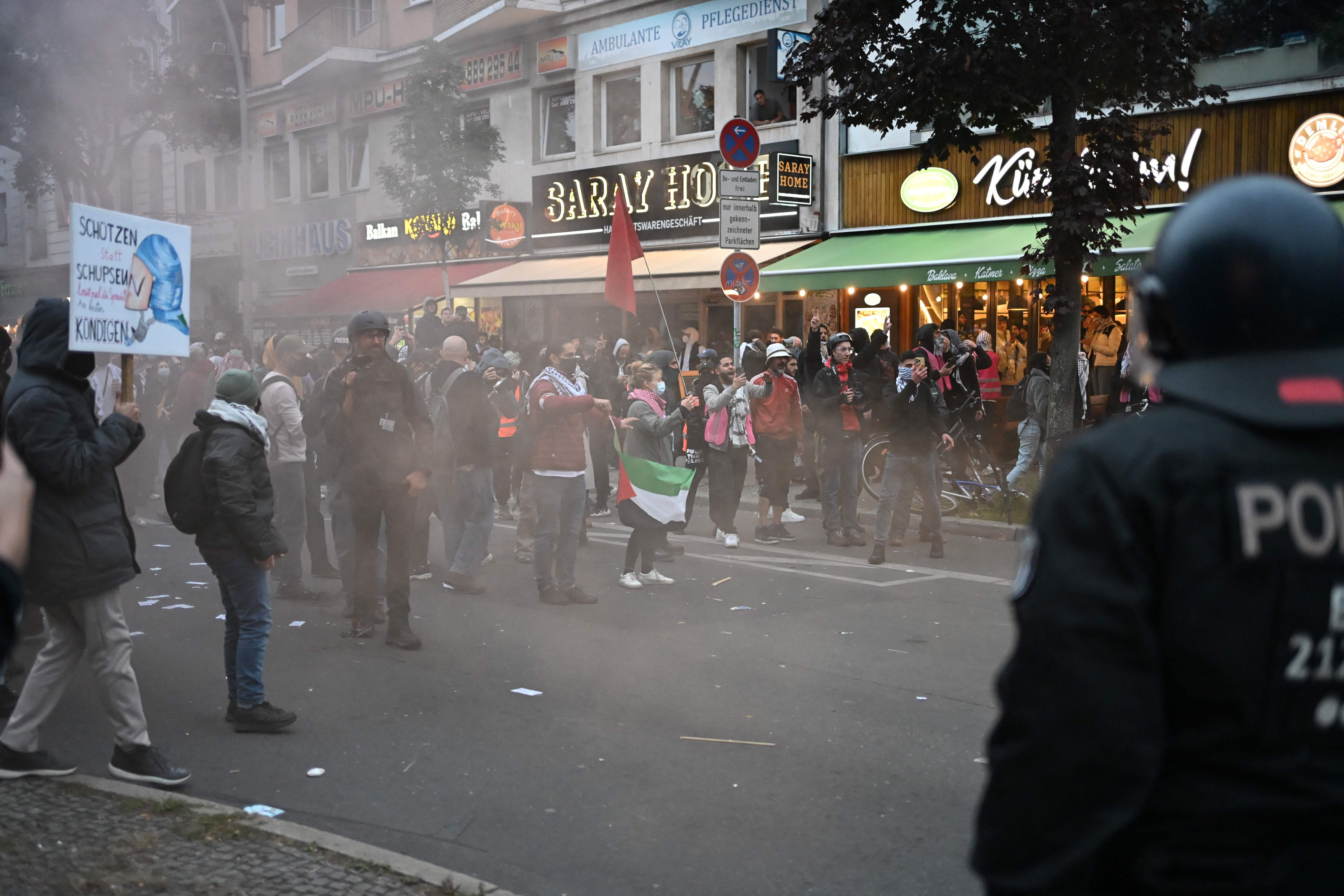 Steine und Flaschen fliegen auf Polizei – Israel-Hass-Demo beendet