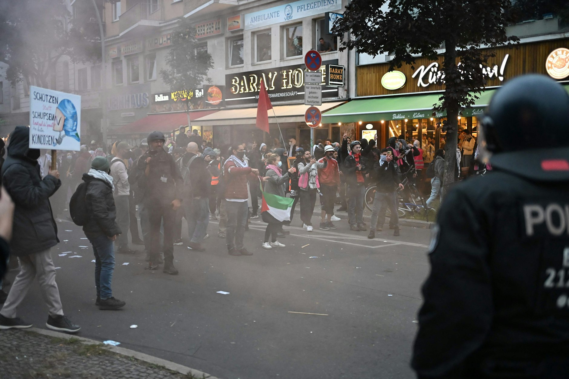 Die Demo von Israel-Hassern in Kreuzberg wurde von der Berliner Polizei vorzeitig beendet. Zuvor hatten Teilnehmer Steine und Flaschen auf die Polizei geworfen.