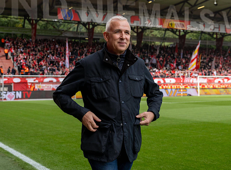 Dirk Zingler (60), Präsident des 1. FC Union, blickt hoffnungsvoll in die Zukunft und sucht einen neuen Hauptsponsor.&nbsp;