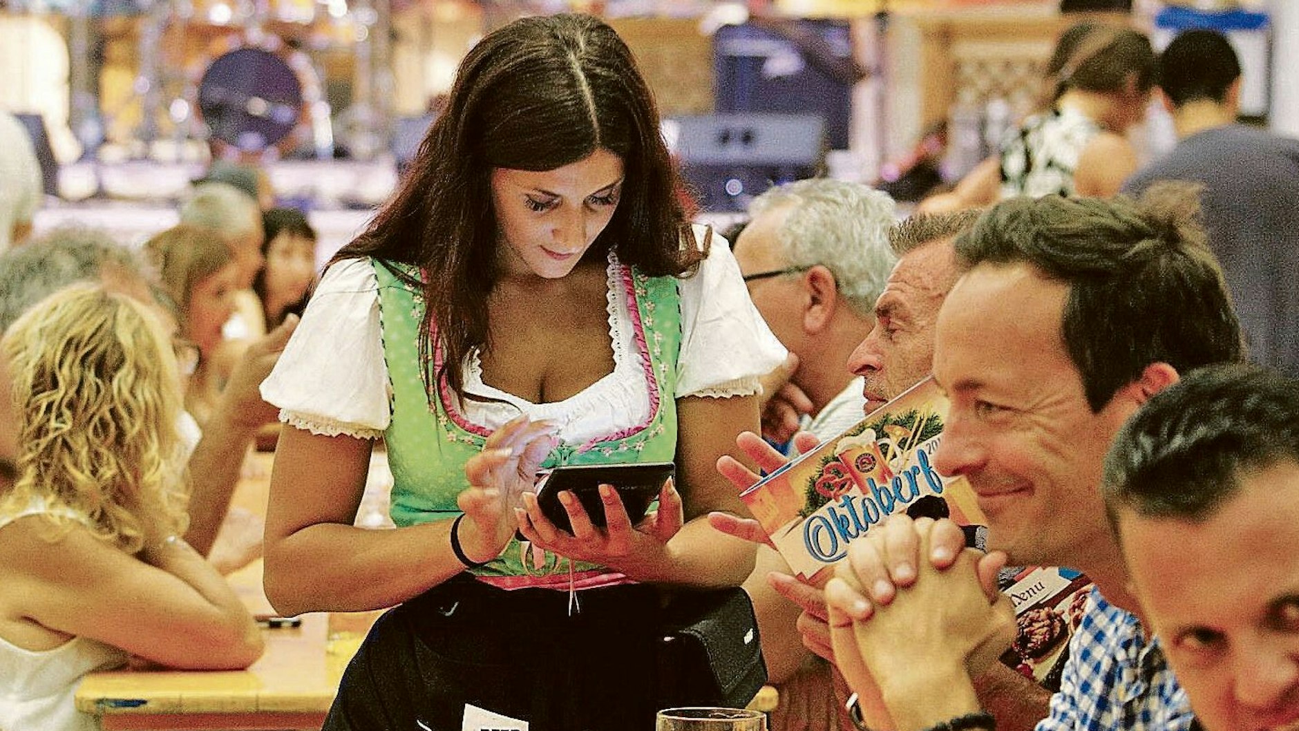 Ein Risiko für Wiesn-Kellnerinnen: Zechpreller!