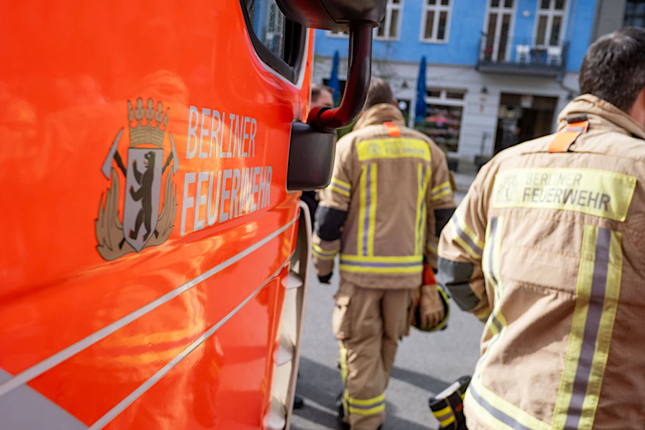 Feuerwehrleute machen sich auf den Weg zu einem Einsatzort.