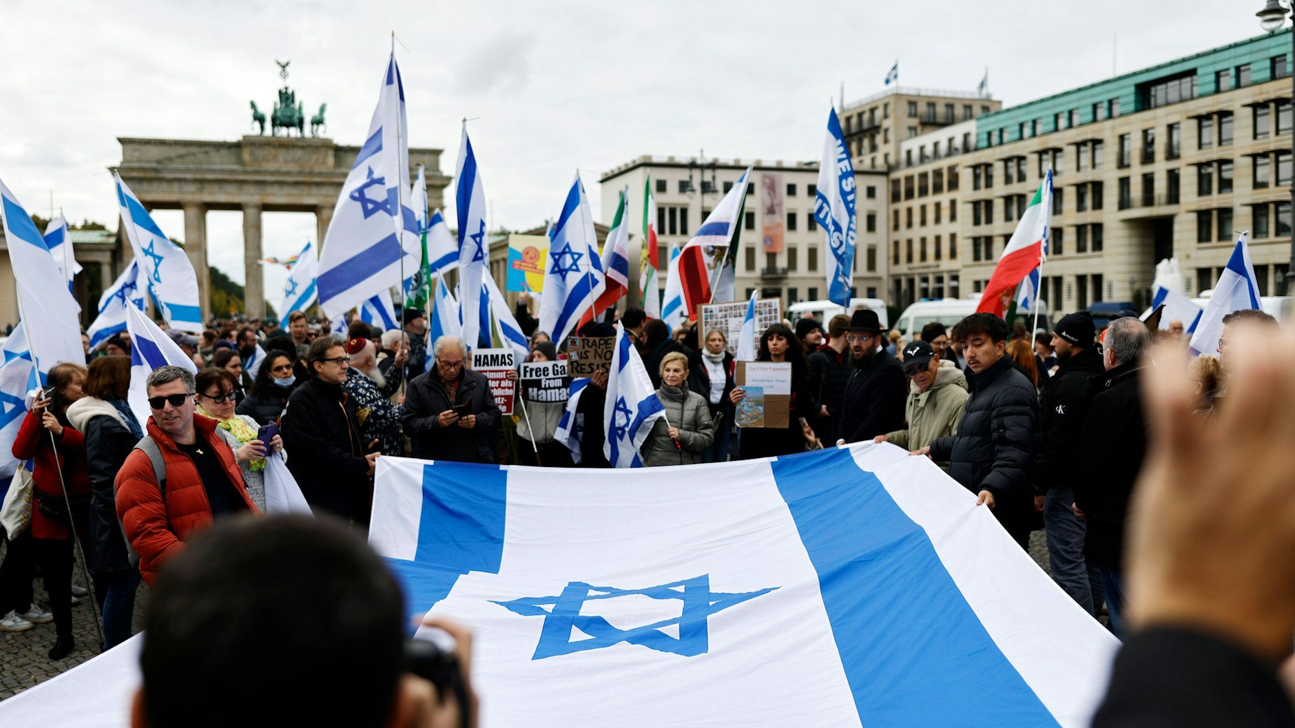 Auf einer Kundgebung für Israel wurde am Brandenburger Tor eine große Israel-Fahne entrollt.