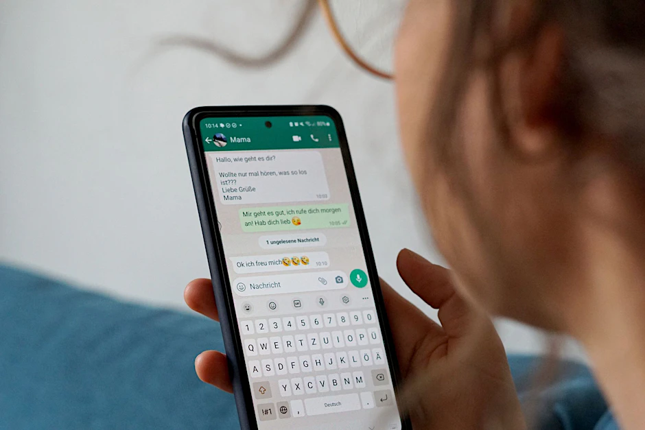 Eine junge Frau liest eine WhatsApp-Nachricht. Die Generationen kommunizieren höchst unterschiedlich.  
