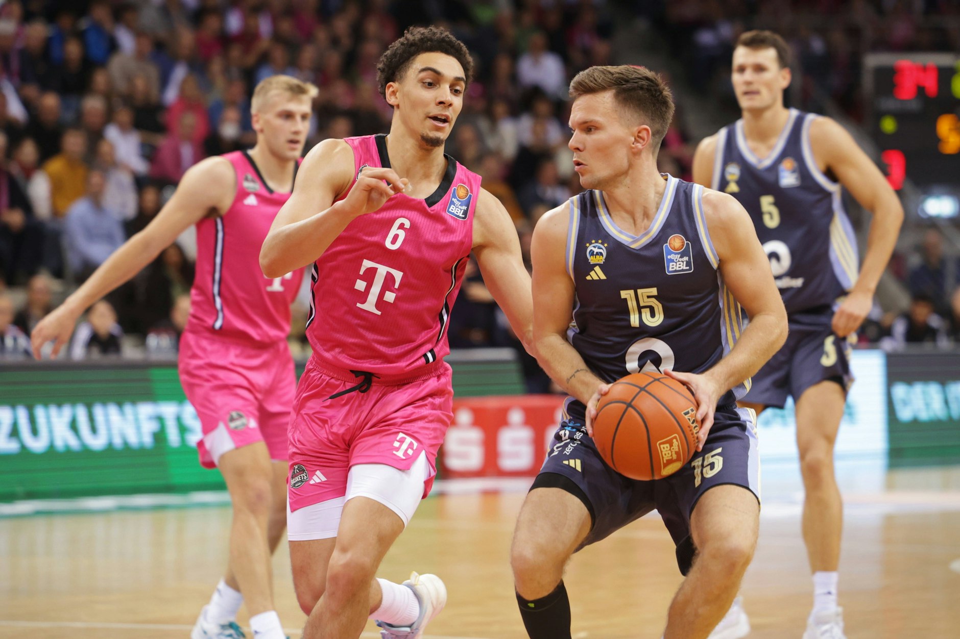 Albas Martin Hermannsson (r.) sucht den Weg zum Korb.