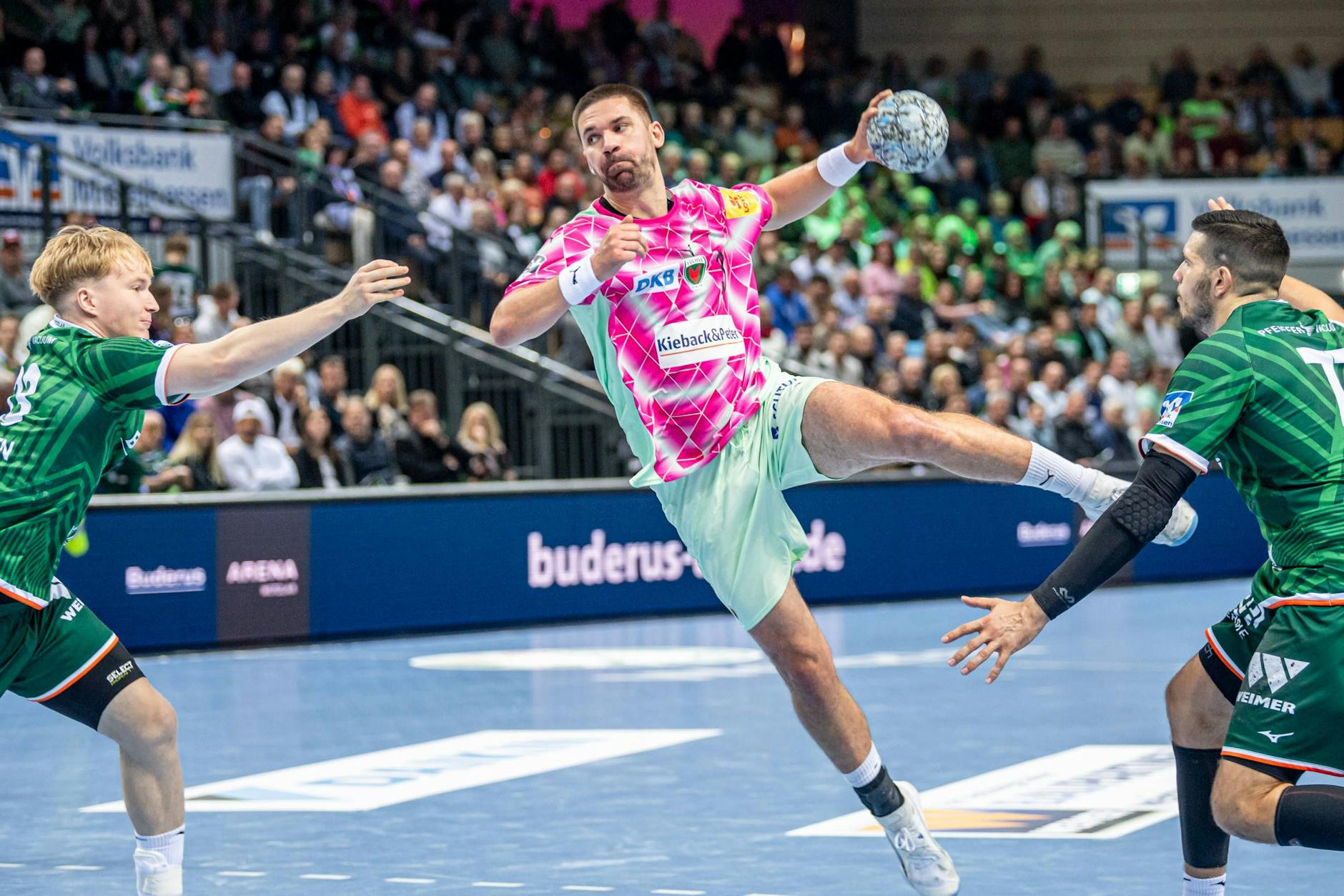 Füchse-Rückraumspieler Fabian Wiede nutzt eine Lücke in der gegnerischen Abwehr.