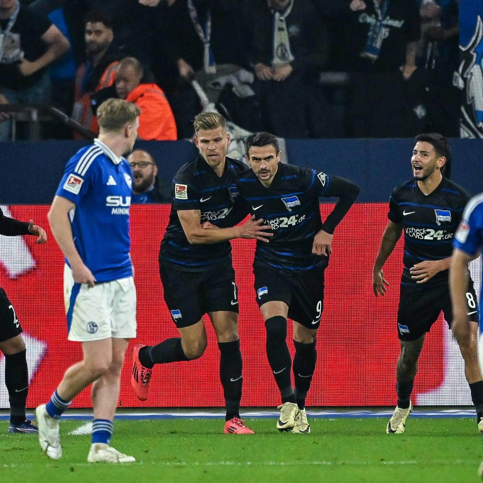 Entschlossener Blick, so feierte Smail Prevljak mit Stürmerkonkurrent Florian Niederlechner sein Tor zum 2:2 auf Schalke.