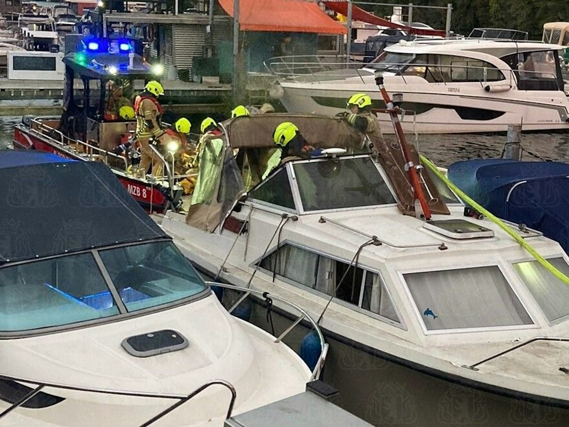 Feuerwehrleute auf dem Boot, aus dessen Heckteil, wo sich Motor und Tank befinden, plötzlich Qualm ausdrang.  