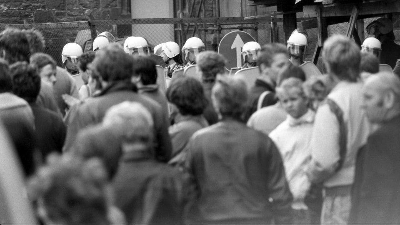 Volkspolizisten mit Helmen und Schilden bei den Demonstrationen im Herbst 1989 in der DDR – solche Polizei-Ausrüstung kannte man damals bisher nur vom Westen. 