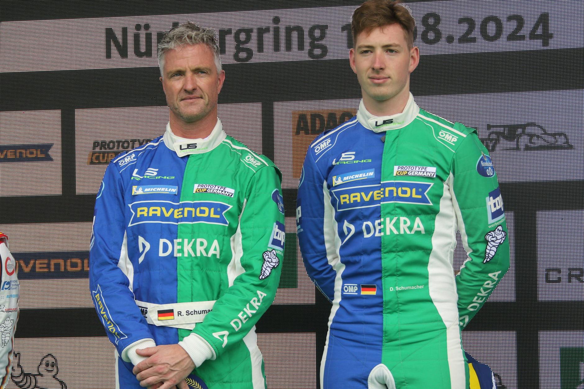 Ralf und David Schumacher möchten ihre Ruhe vor Cora haben.