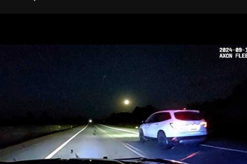 Die Dash-Cam des Polizeiwagens filmte, wie der Teenager mit seinem außer Kontrolle geratenen Wagen über den Highway raste.