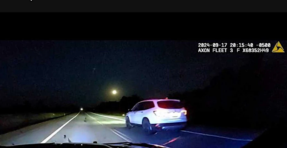 Die Dash-Cam des Polizeiwagens filmte, wie der Teenager mit seinem außer Kontrolle geratenen Wagen über den Highway raste.
