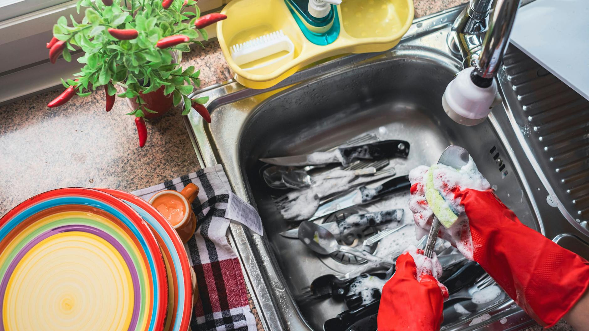 Der Küchen-Schwamm wird auch beim Waschen nicht richtig keimfrei. Die Keime verteilt man beim Abwasch dann weiter.
