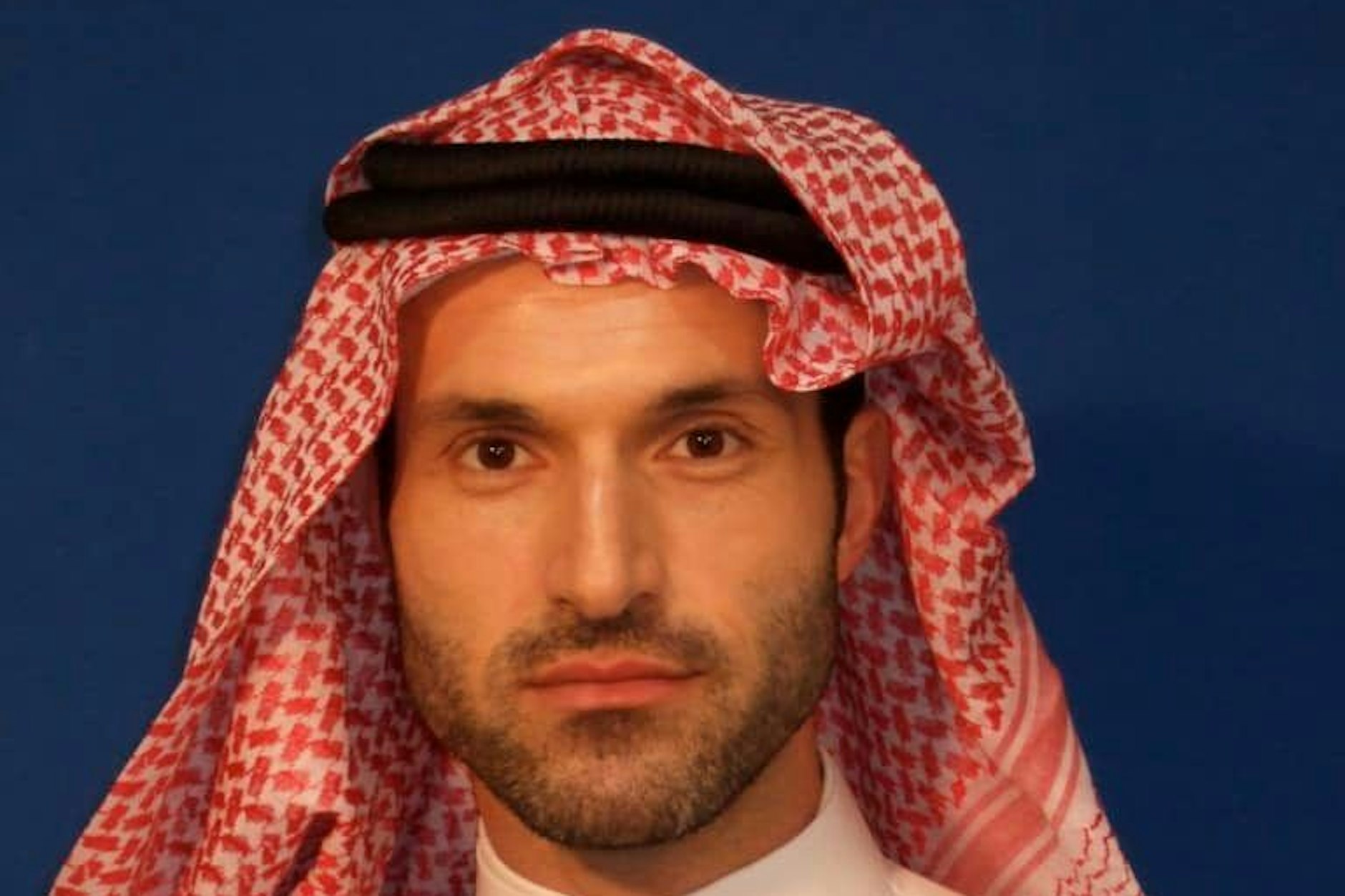 Alfonso Pantisano ist Queer-Beauftragter der Berliner Landesregierung und trägt hier ein arabisches Kopftuch.