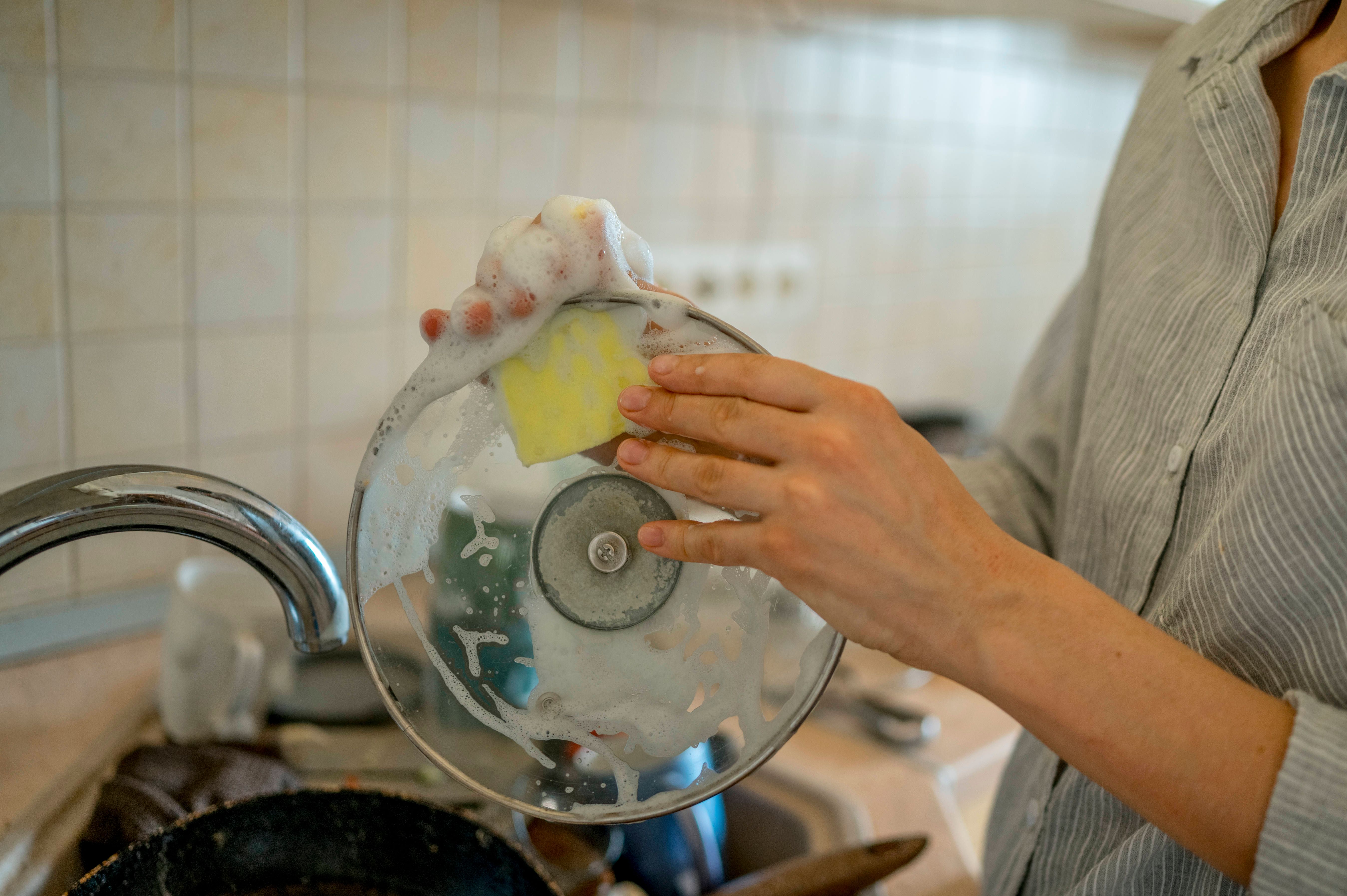 Achtung! Schmeißen Sie Küchen-Schwämme sofort weg – DAS ist der Grund