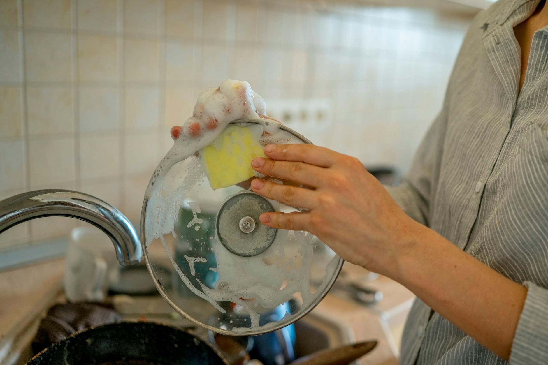 Der Küchen-Schwamm ist eine Brutstätte für Keime. Nutzen Sie lieber Bürsten und Lappen.