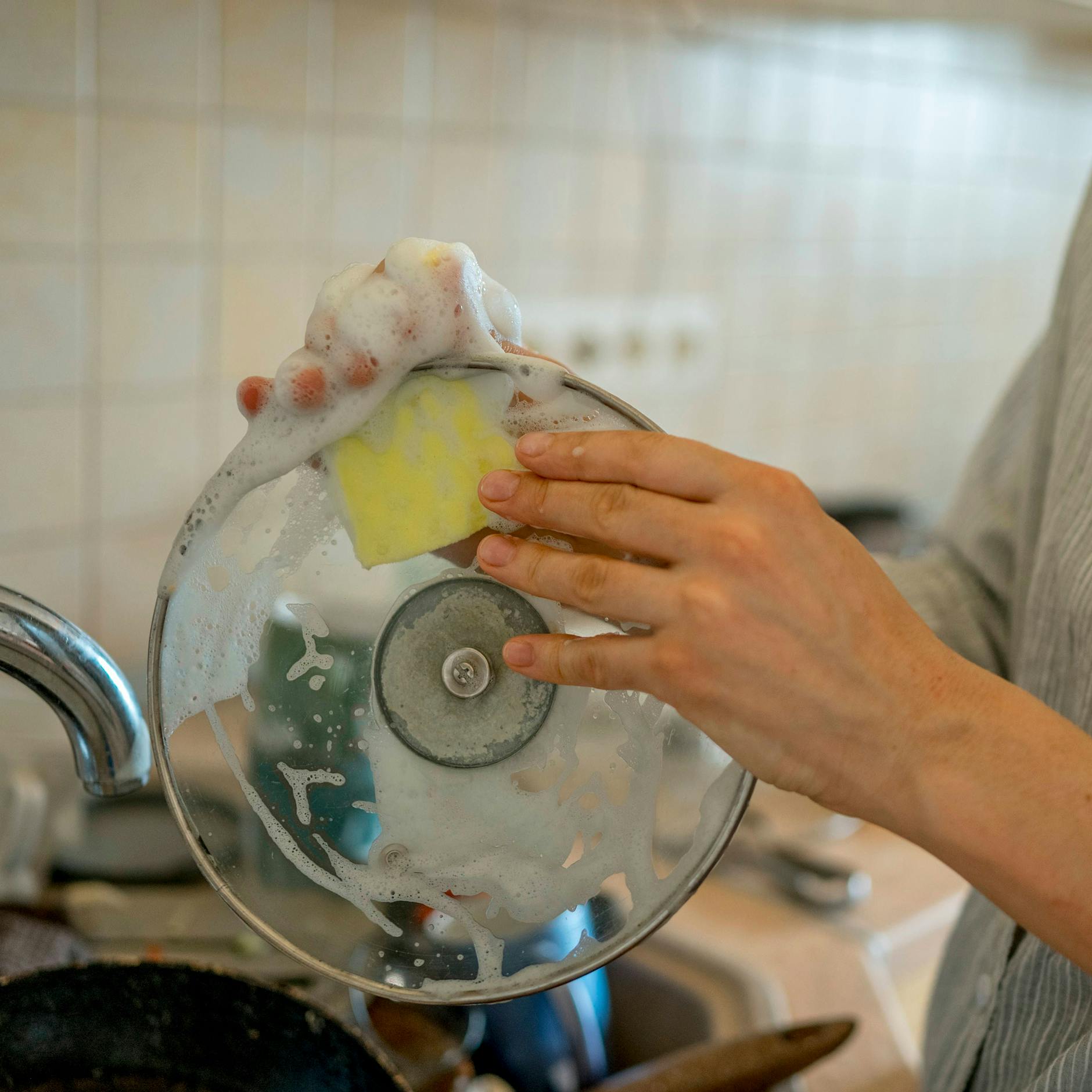 Achtung! Schmeißen Sie Küchen-Schwämme sofort weg – DAS ist der Grund