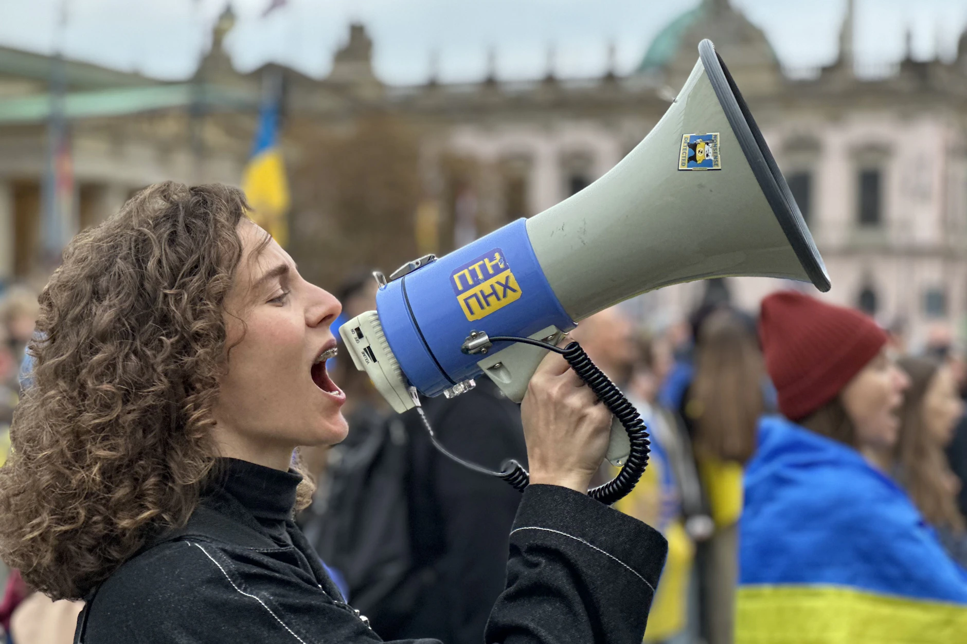 Vor der Staatsoper wird gegen Putins Krieg in der Ukraine protestiert.