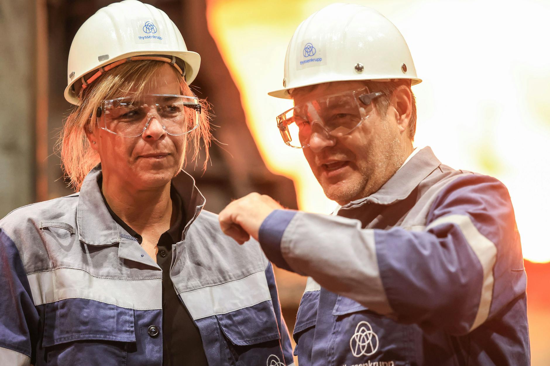 Vizekanzler Robert Habeck und NRW-Wirtschaftsministerin Mona Neubauer (beide Grüne) wollen Thyssenkrupp zwei Milliarden Euro zur grünen Transformation bereitstellen.