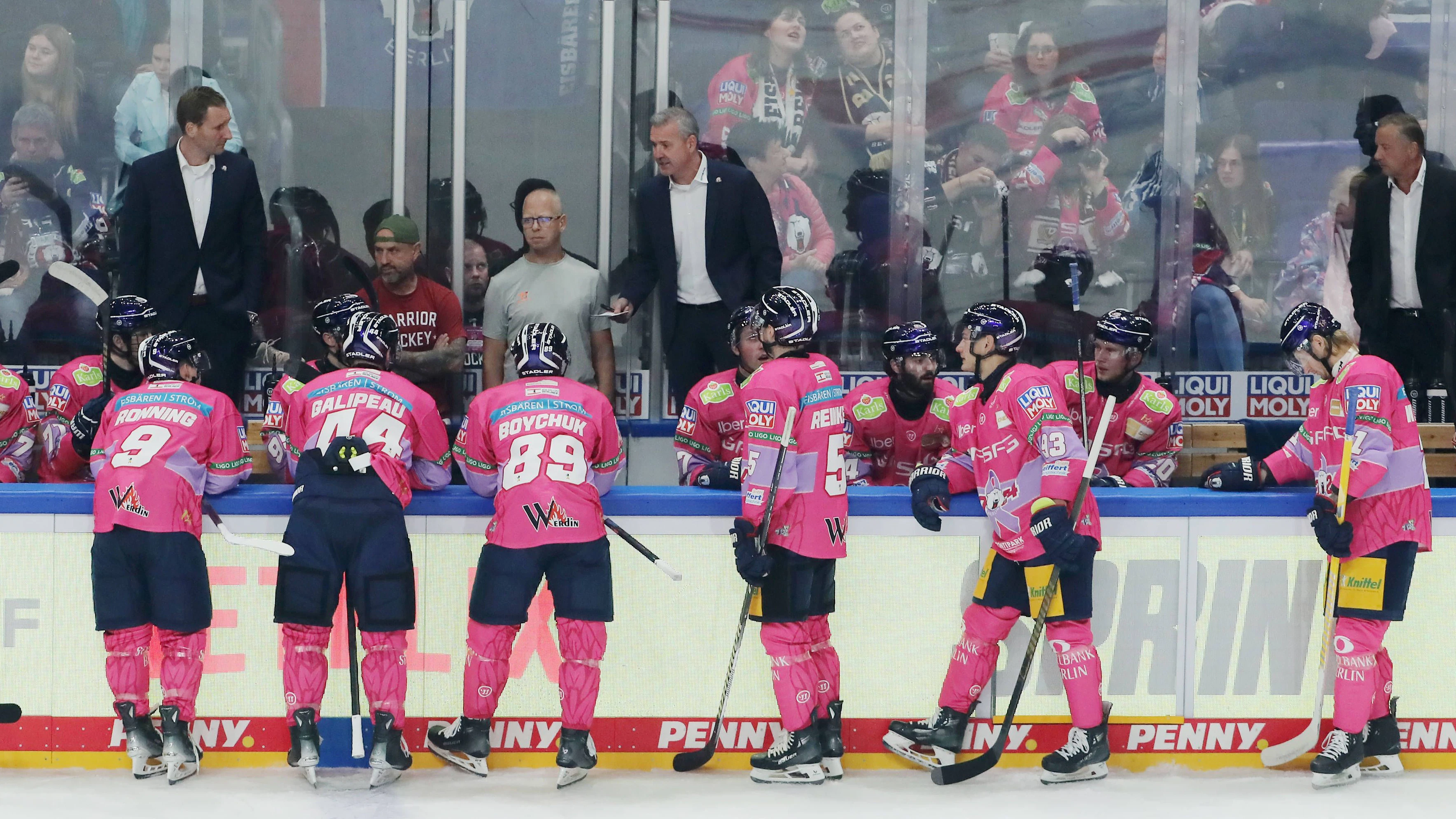 Eisbären-Trainer Serge Aubin (o. M.) versucht immer wieder, seinen müden Kriegern etwas neue Energie zu verpassen.