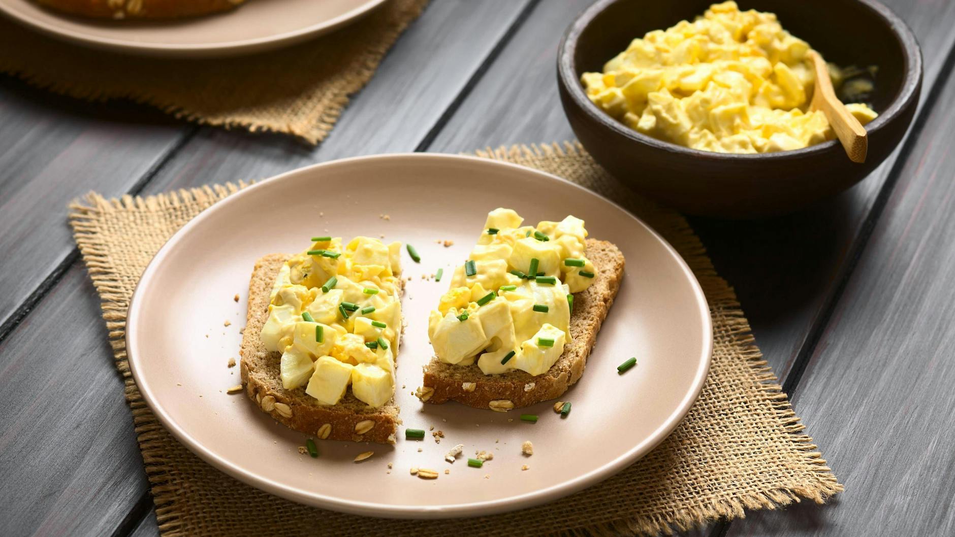 Zu Omas Eiersalat passt perfekt: ein frisches Vollkornbrot!