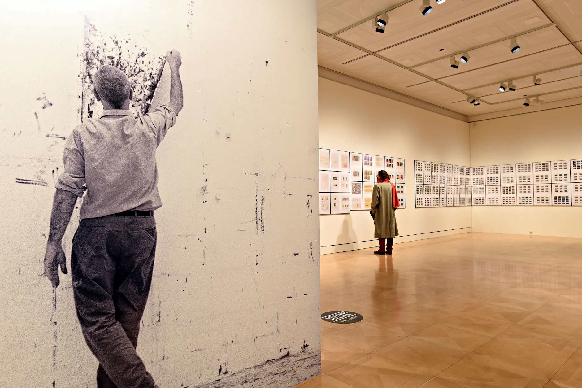 Gerhard Richter zeichnend im Kölner Atelier in einem Videostill als Wandbild (Repro aus einem Film von Henning Lohner), zu sehen 2021 in der „Atlas“-Ausstellung im Liebermann- Atelier der Stiftung Brandenburger Tor