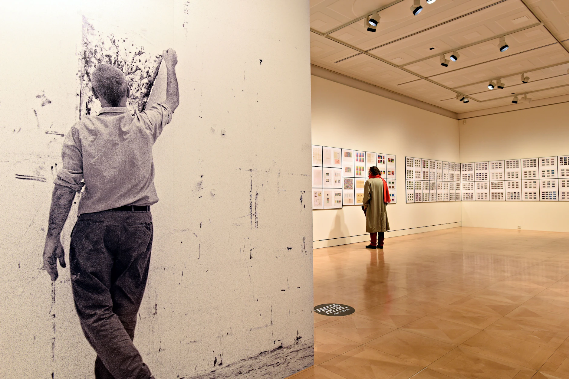 Gerhard Richter zeichnend im Kölner Atelier in einem Videostill als Wandbild (Repro aus einem Film von Henning Lohner), zu sehen 2021 in der „Atlas“-Ausstellung im Liebermann- Atelier der&nbsp; Stiftung Brandenburger Tor