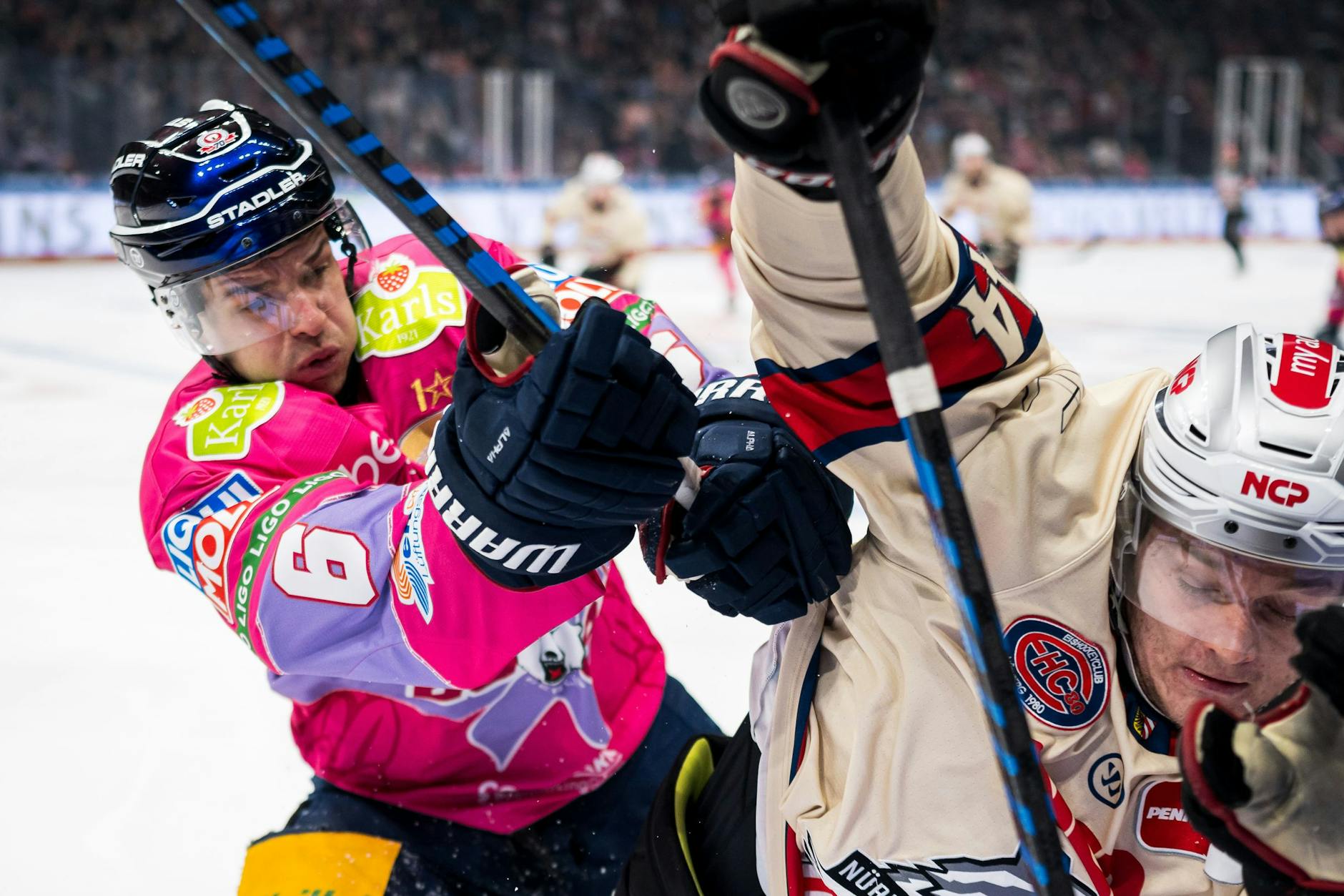 Weil gleich vier Verteidiger-Kollegen verletzt sind, muss Kai Wissmann (l.) bei all der Spiele-Flut auch noch jede Menge Extraschichten schrubben.