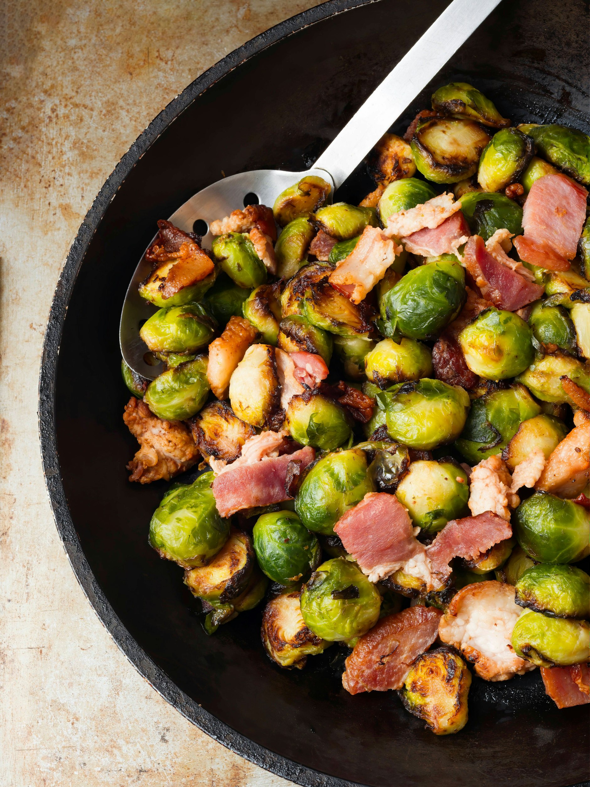 Rosenkohl-Pfanne: Wer mag, brät etwas Schinkenspeck mit. 