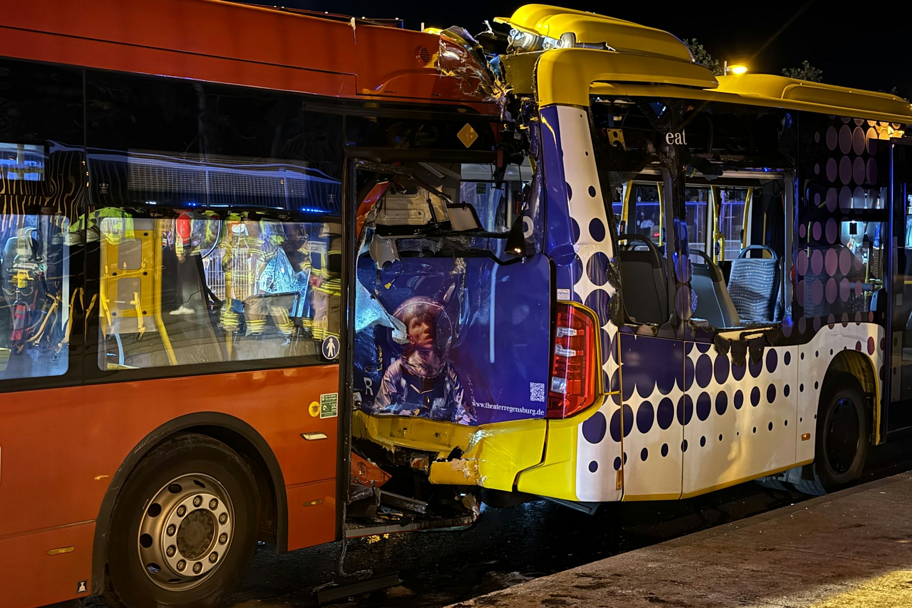 Zwei Linienbusse stehen nach einem Auffahrunfall auf der Nibelungenbrücke in Regensburg. Ein Linienbus fuhr auf der Donaubrücke in einen vorausfahrenden Bus.