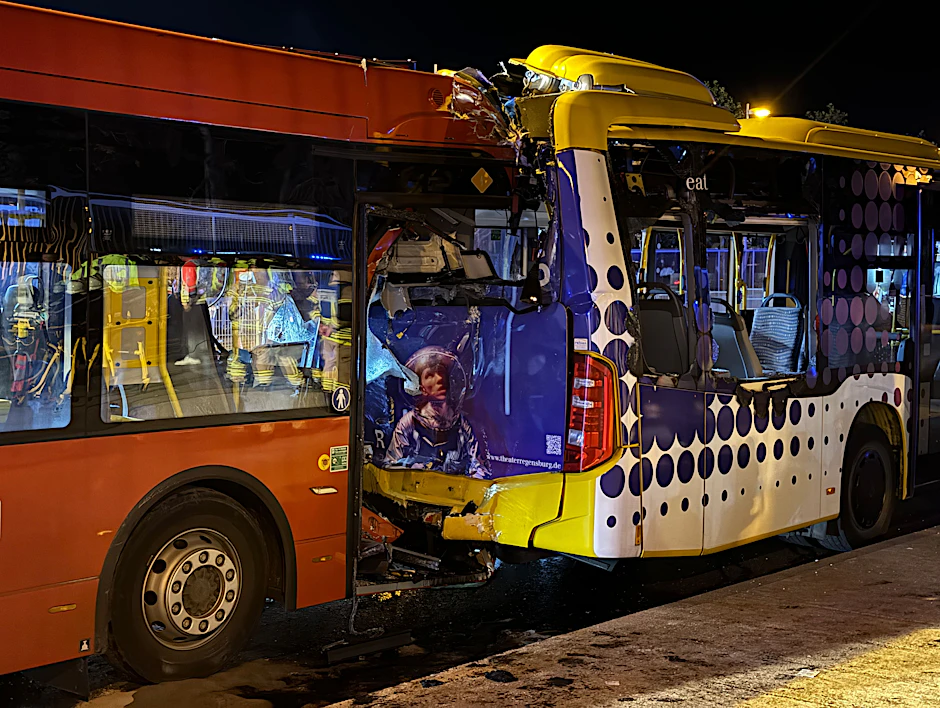Zwei Linienbusse stehen nach einem Auffahrunfall auf der Nibelungenbrücke in Regensburg. Ein Linienbus fuhr auf der Donaubrücke in einen vorausfahrenden Bus. 