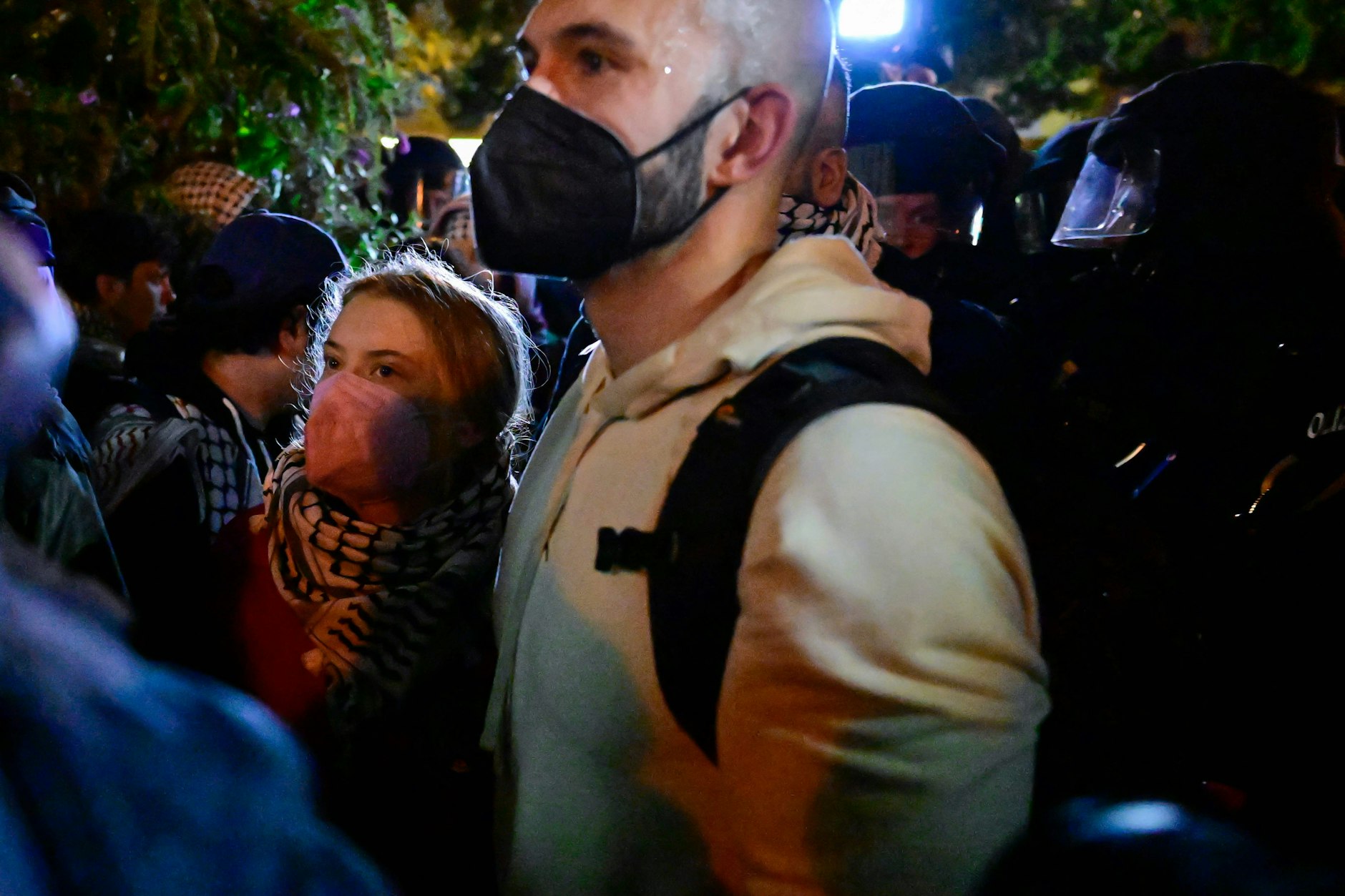 Da, wo gegen Israel und Juden gehetzt wird, ist in letzter Zeit auch Ex-Klima-Ikone Greta Thunberg (li) nicht weit. Hier bei der antiisraelische Demo am 7. Oktober 2024 in Berlin-Kreuzberg.