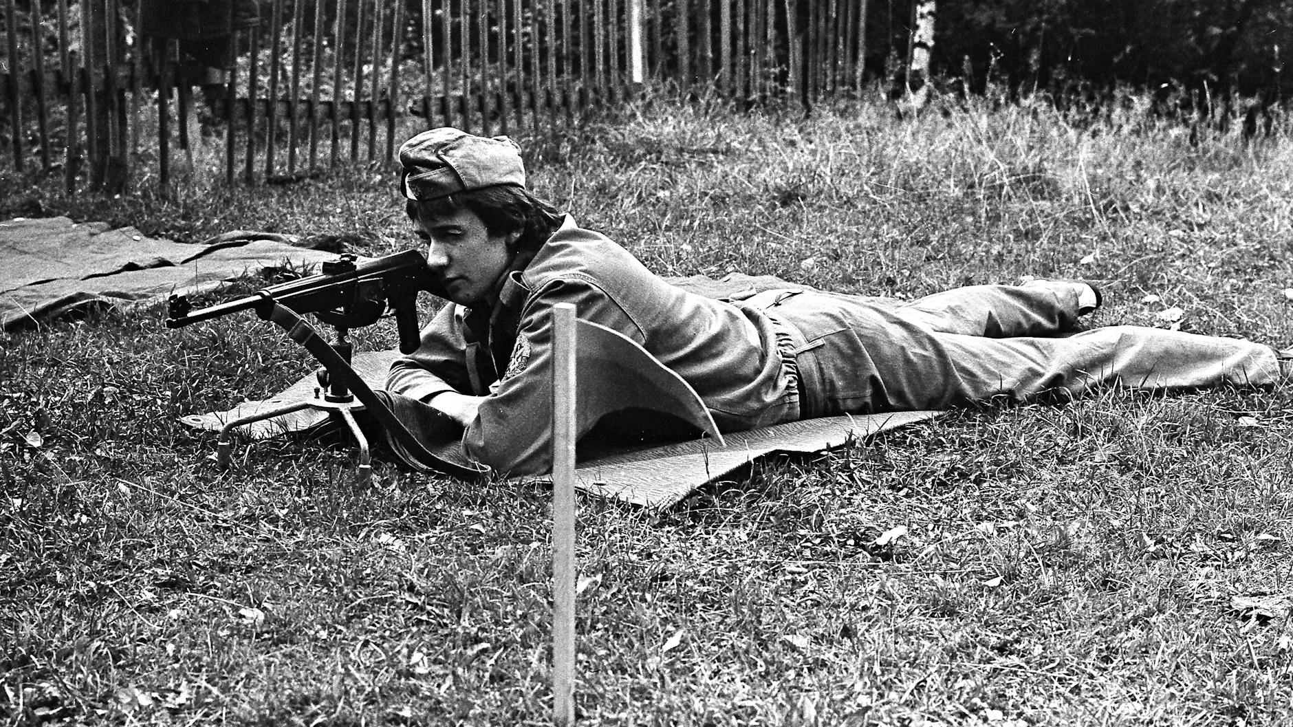 Die DDR ein Friedensstaat? Bei der vormilitärischen Ausbildung der DDR-Jugend wurde auch mit der Waffe scharf geschossen. 