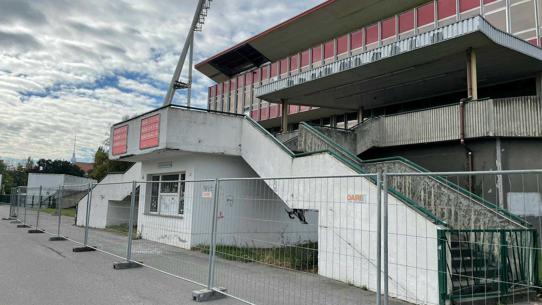 Die ersten Bauzäune stehen am Jahnstadion. 