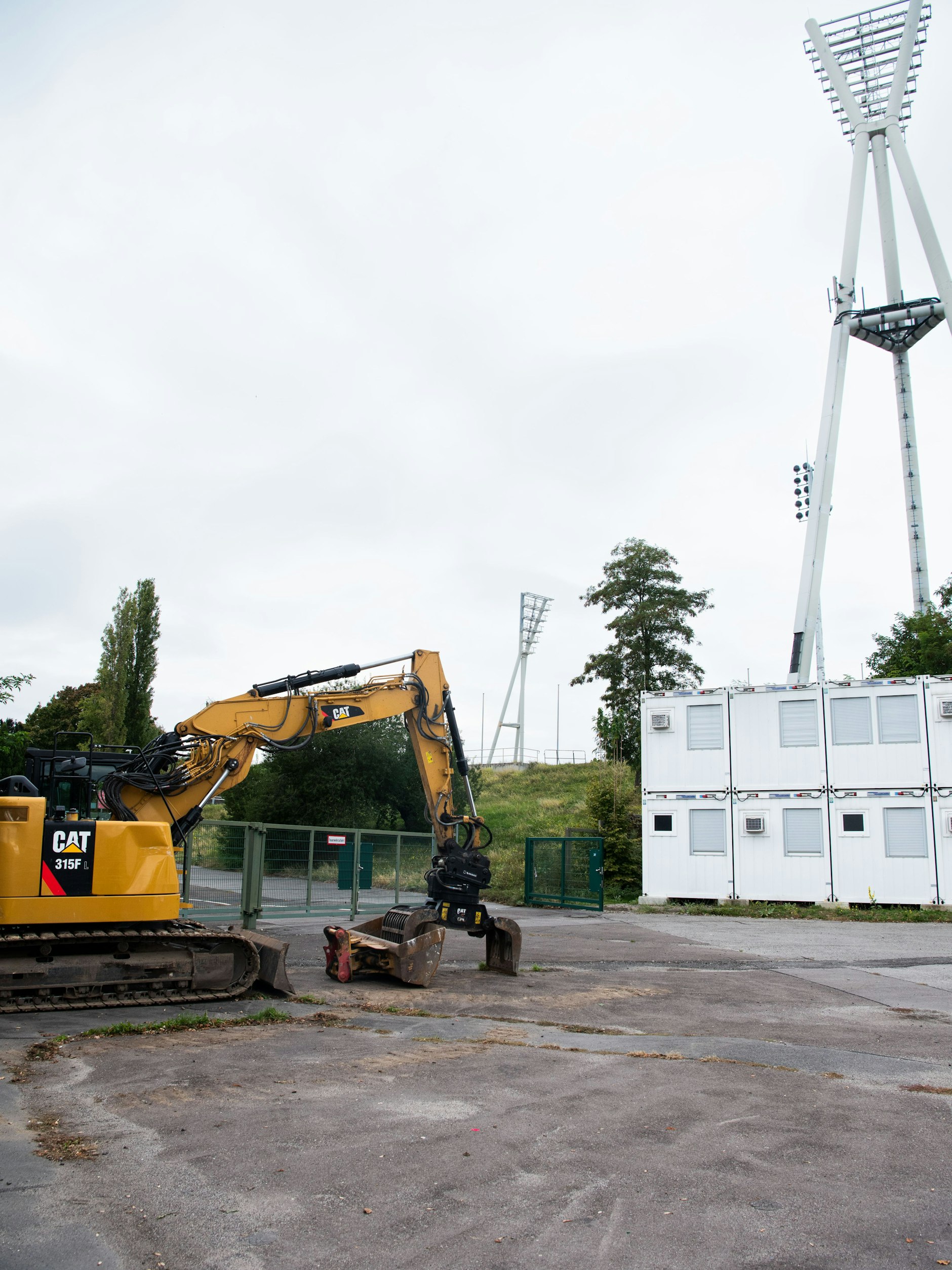 Auch der erste Bagger steht schon vor dem Jahnstadion.