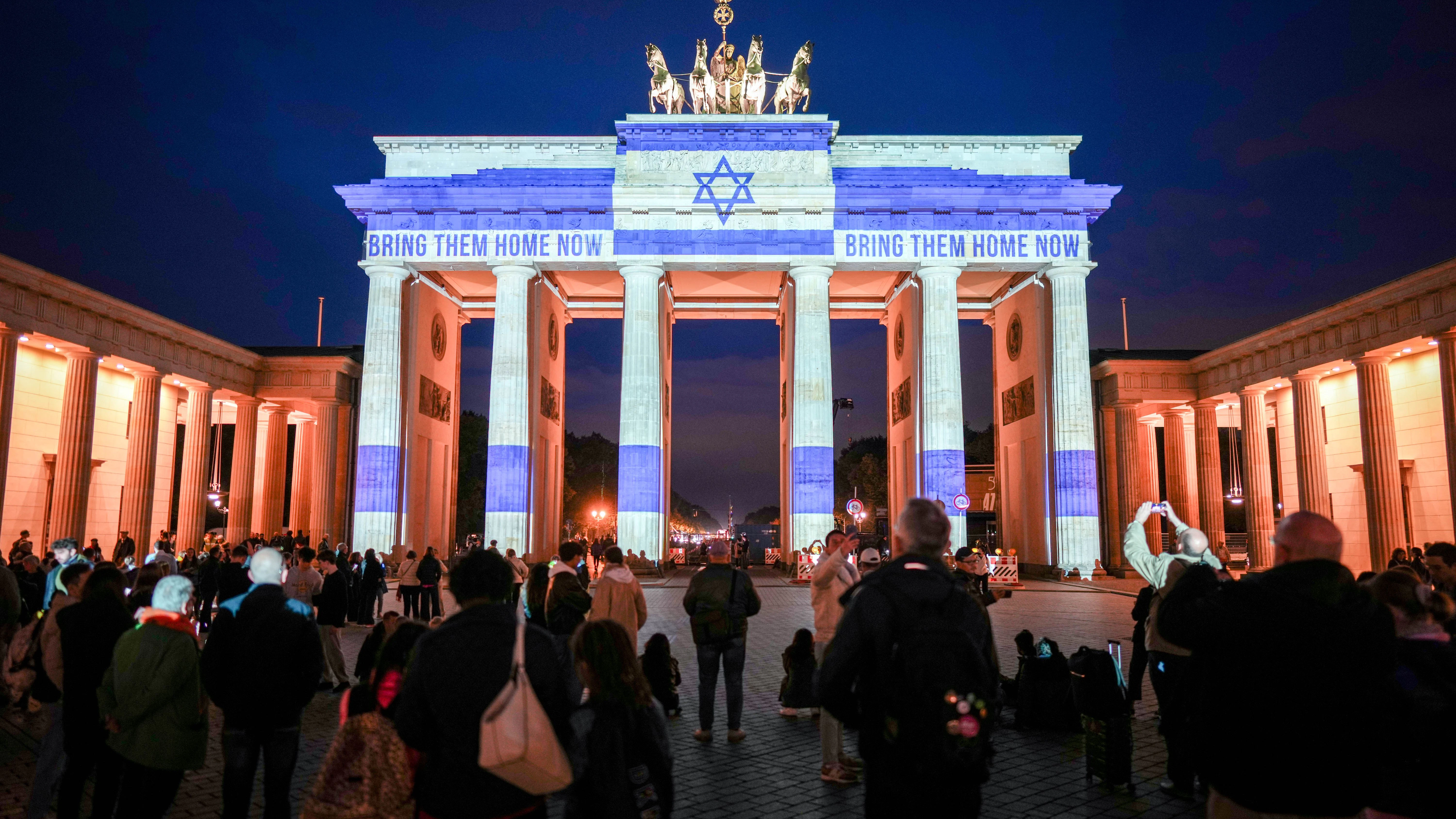 Das Brandenburger Tor wird anlässlich des Jahrestags des Hamas-Angriffs auf Israel mit der Fahne Israels angestrahlt.