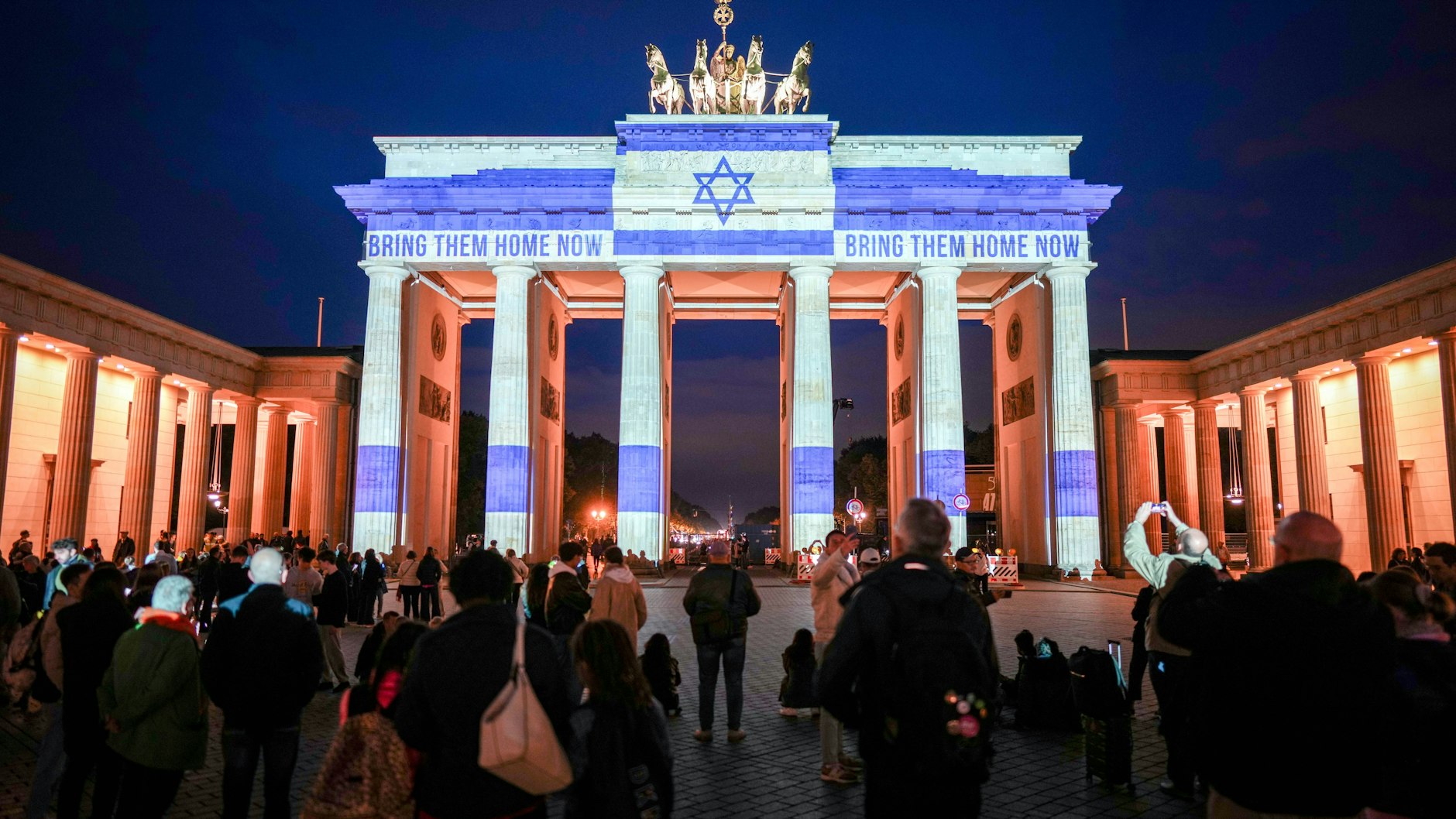 Das Brandenburger Tor wird anlässlich des Jahrestags des Hamas-Angriffs auf Israel mit der Fahne Israels angestrahlt.