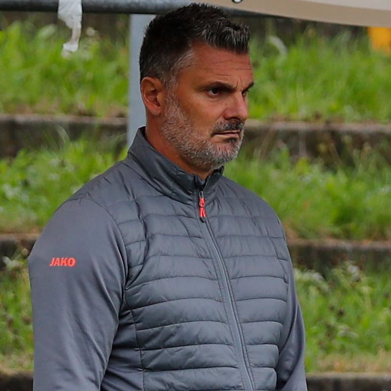 Verfolgt mit ernster Miene, was er gegen Altglienicke zu sehen bekommt: BFC-Sportchef Angelo Vier.