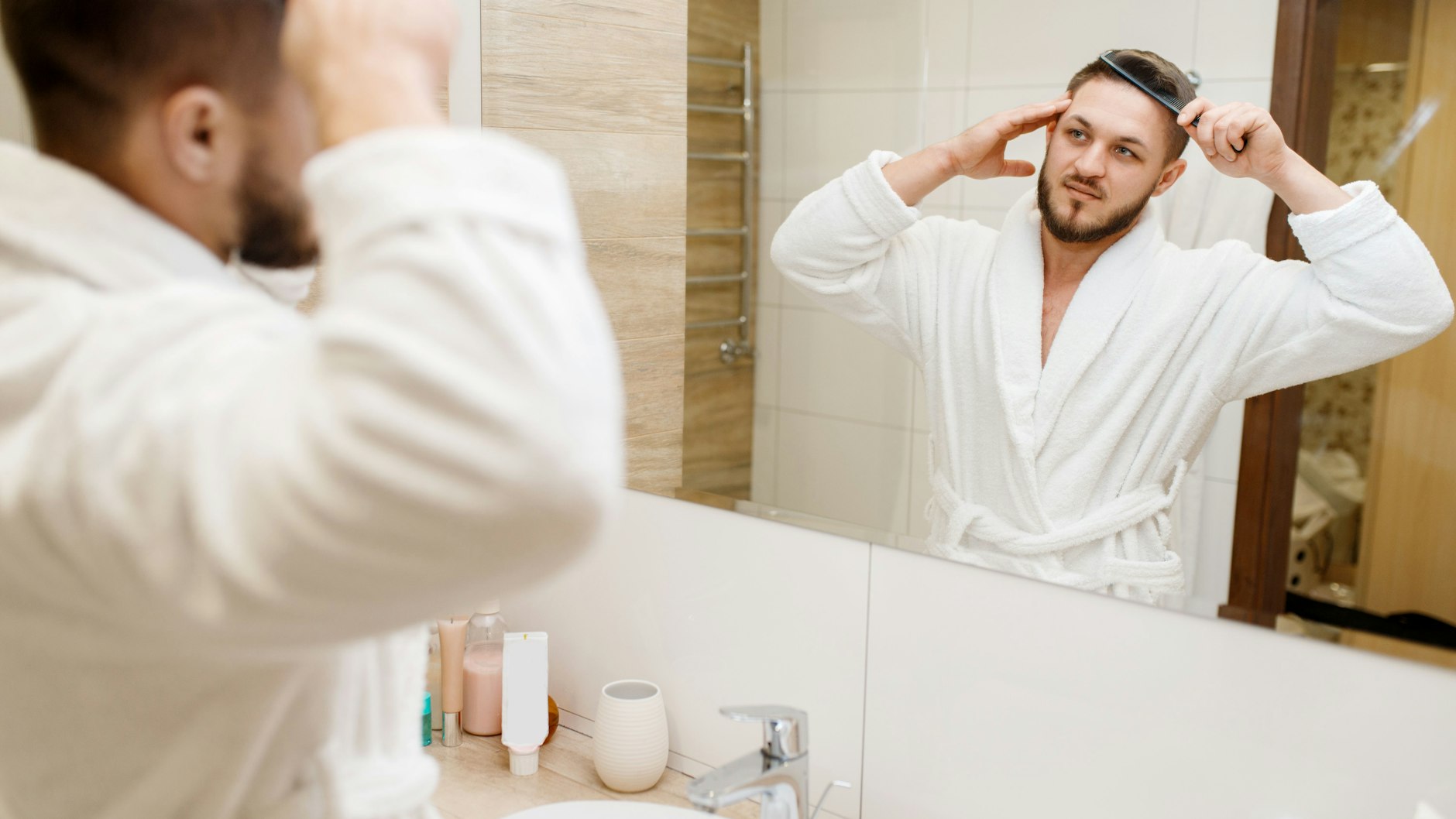Medizinische Mittel gegen Haarausfall werden meist auf die Kopfhaut aufgetragen.