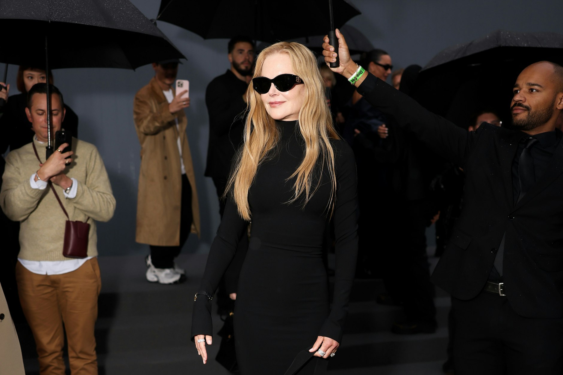 Eyes Wide Shut auf der Summer25-Show von Balenciaga: Nicole Kidman im schwarzen Schnürfummel.