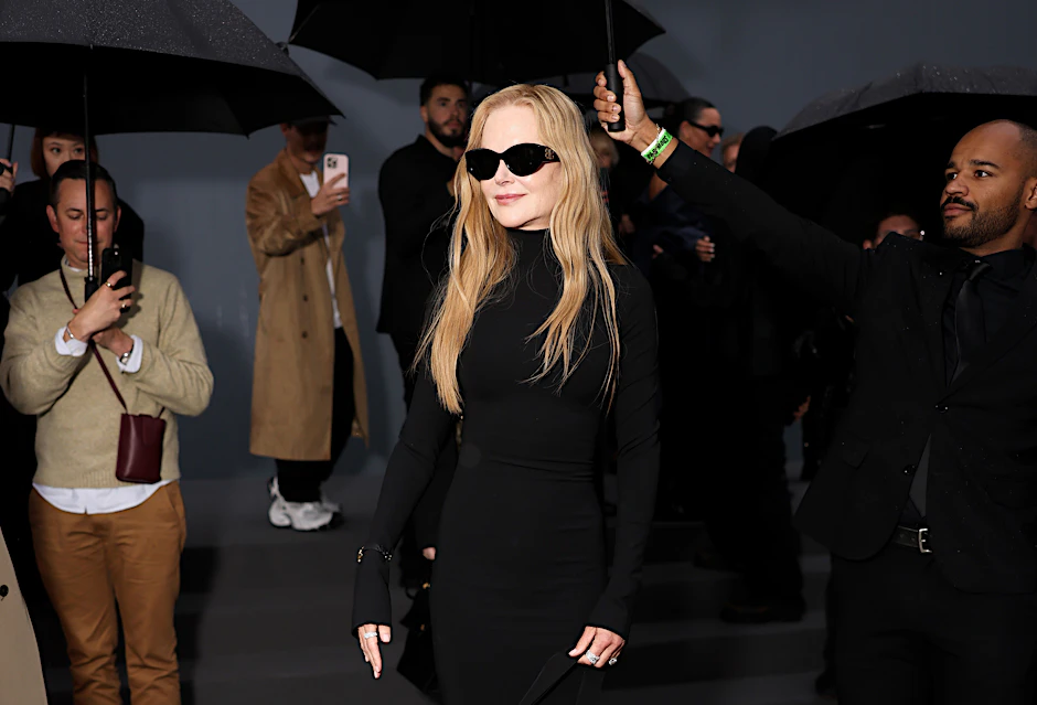 Eyes Wide Shut auf der Summer25-Show von Balenciaga: Nicole Kidman im schwarzen Schnürfummel.