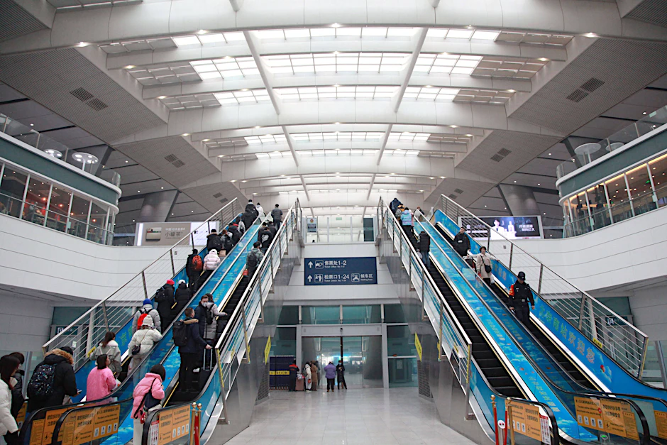 Der Südbahnhof in Peking, China, 2023