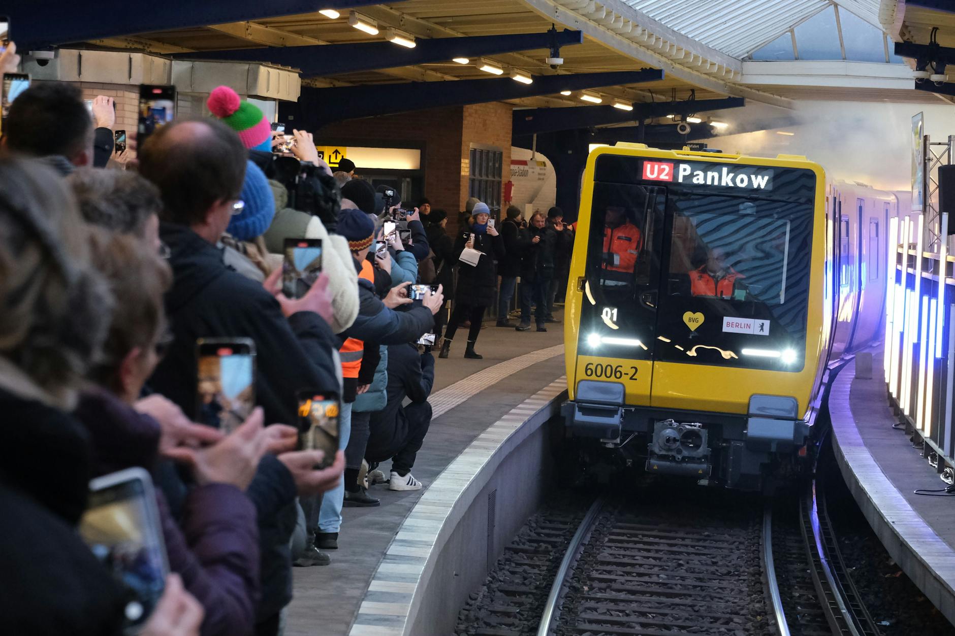 Großer Bahnhof am Olympiastadion: Im Januar präsentieren die BVG und Stadler die ersten Wagen der neuen U-Bahn-Generation. Bis die nächsten kommen, werden noch Monate vergehen.